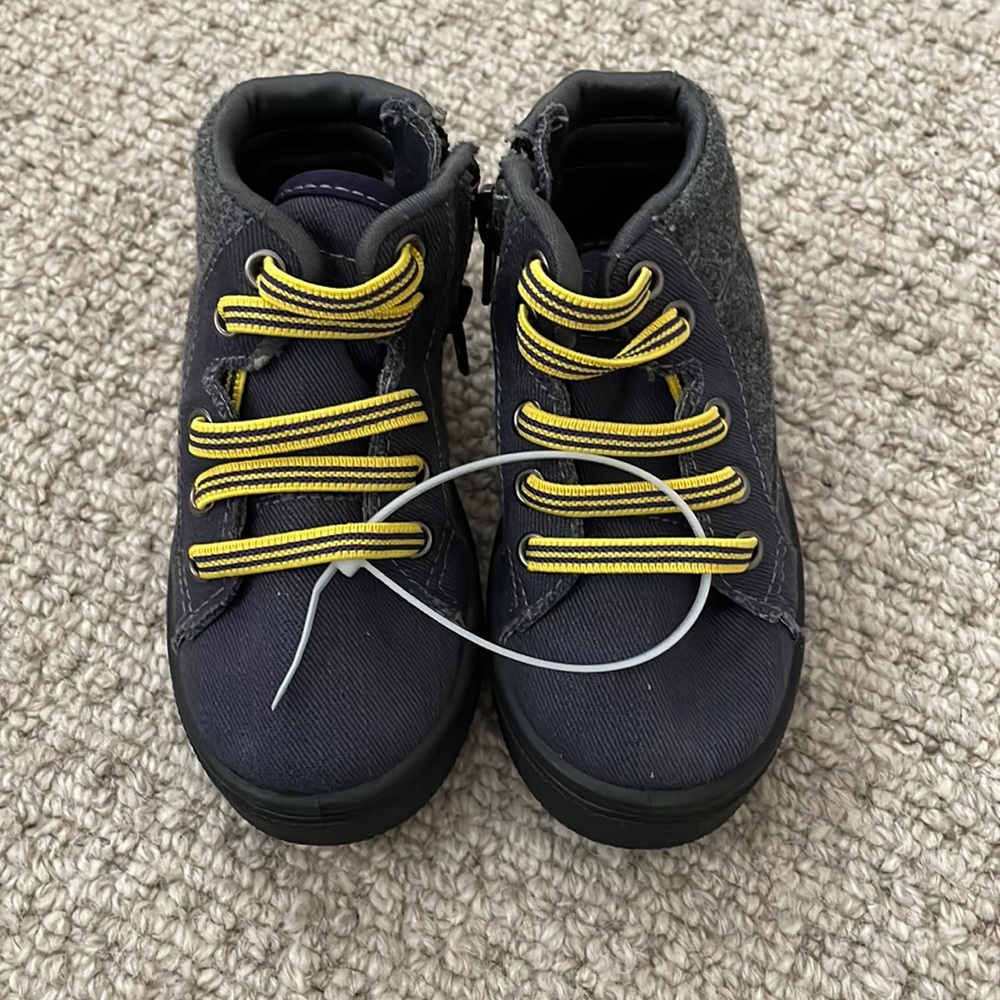 Size 6 Oomphies High Top Sneakers